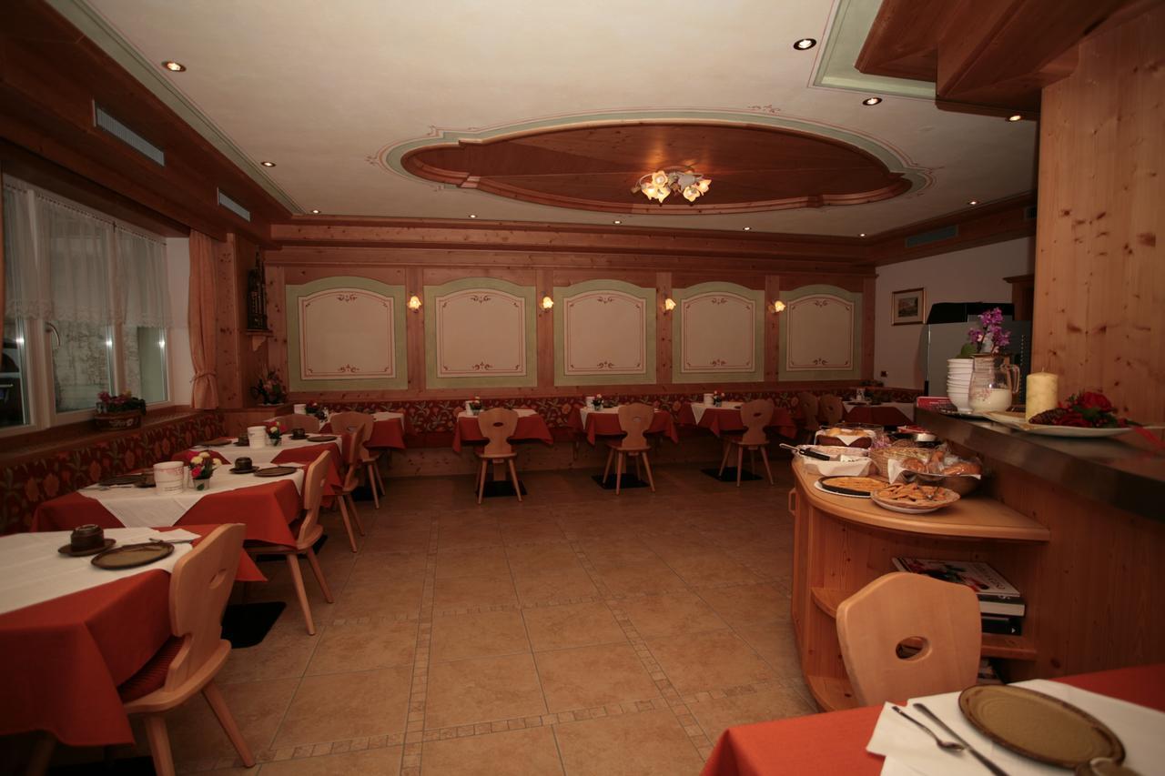Garni Eden Hotel Canazei Buitenkant foto